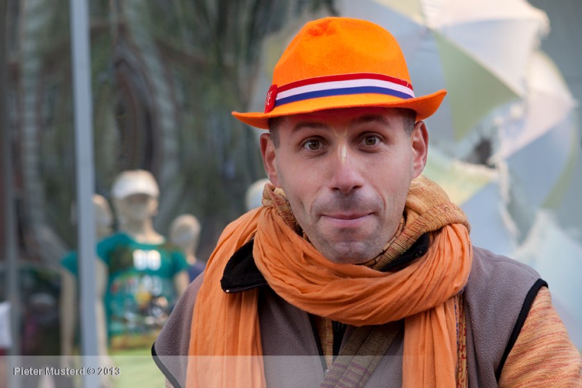 Hij is al helemaal in de stemming met zijn hoedje