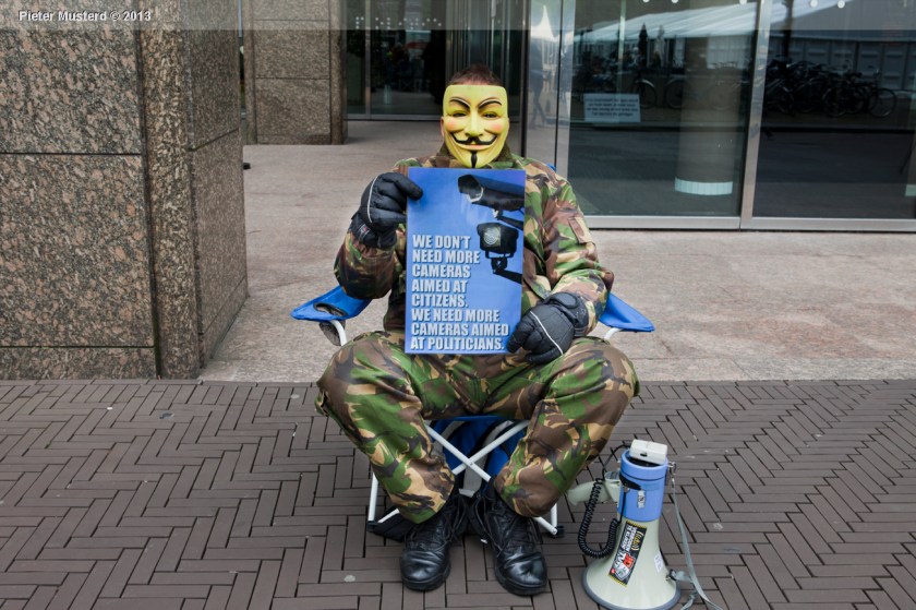 Anonymus in camouflageverpakking