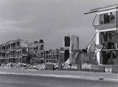 Kamperfoeliestraat, hoek Indigostraat, na de inslag door de V2.