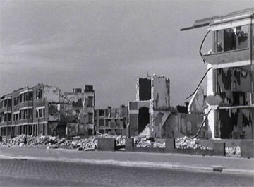 Kamperfoeliestraat, hoek Indigostraat, na de inslag door de V2.