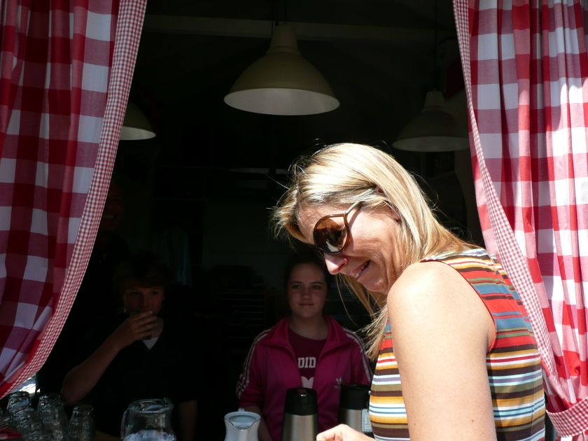 Maxima bij het thee- en koffiehuisje. Foto door Oenkenstein.