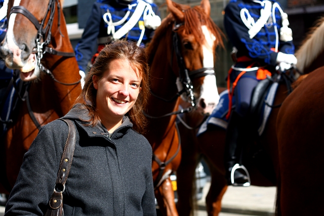 Anique poseert bij haar paard Duo, rechts van haar. Foto: Edwin IJsman