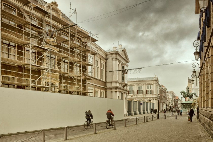 Deze lange witte schutting vraagt om behandeling...