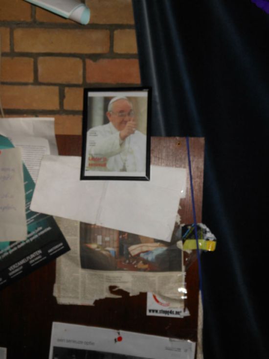 Paus Franciscus' portret in de Sacramentskerk