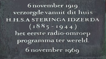 De Plaquette ter herinnering aan de eerste radio-uitzendingen ter wereld.