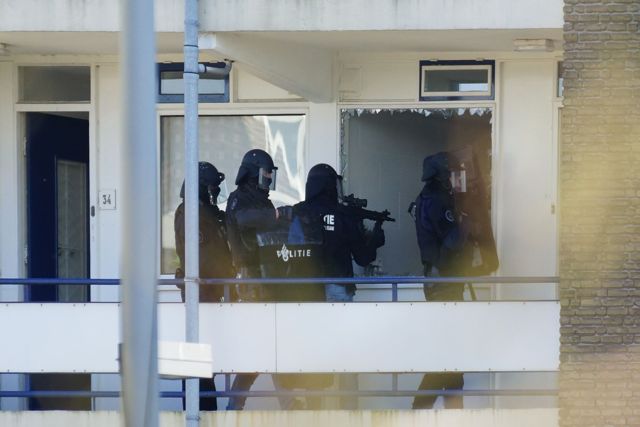 Arrestatieteam met wapen in de aanslag. Foto Door Roel Wijnants.