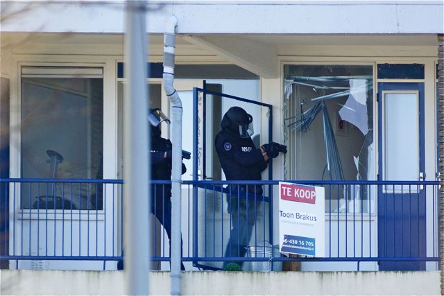 Arrestatieteam met getrokken vuurwapen. Foto Door Roel Wijnants.