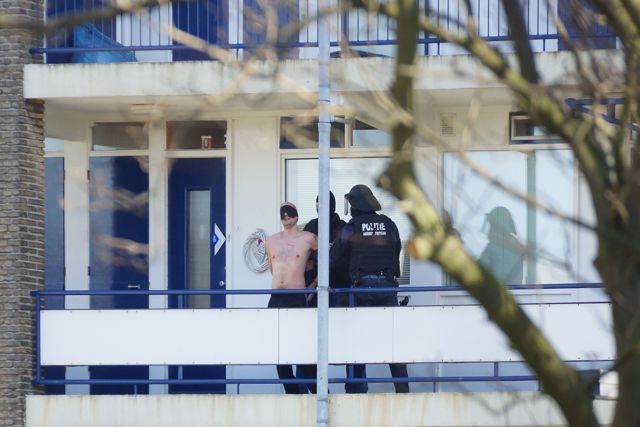 Verdachte is gearresteerd en heeft een blinddoek om gekregen. Foto door Roel Wijnants.