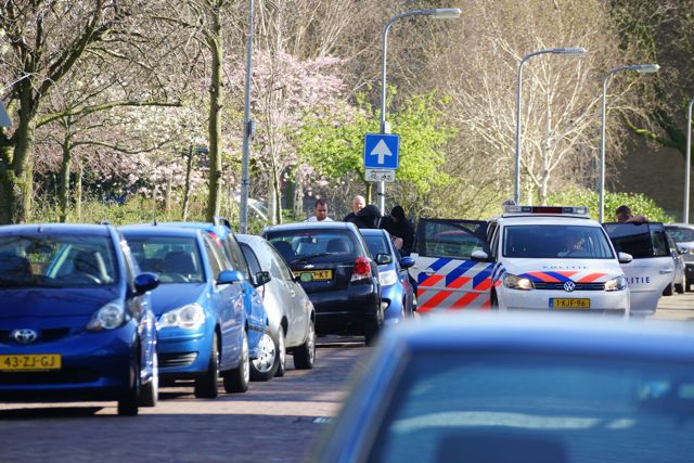 Verdachte wordt in voertuig geplaatst. Foto Door Roel Wijnants.