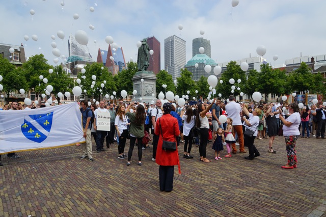 Het oplaten van de ballonnen. Foto door Roel Wijnants.