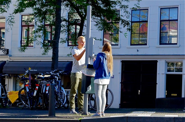 Schoonmaken van het Low Power Display, Wagenstraat, Den Haag. Foto Door Roel Wijnants