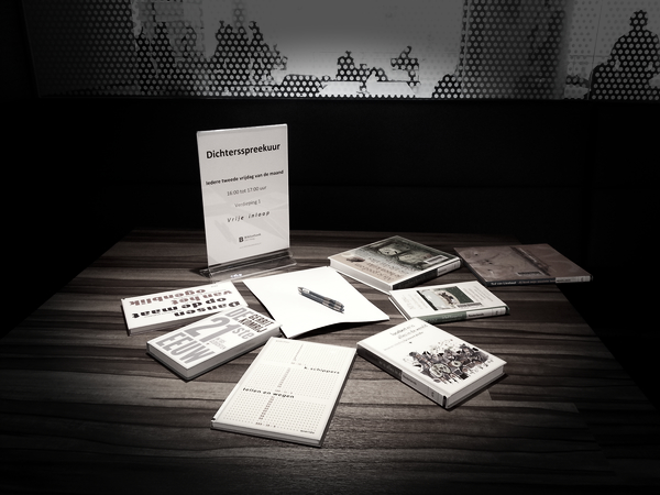 De tafel bij het dichtersspreekuur