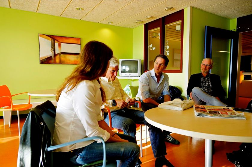 Mark Rutte in gesprek met Birgit. De vriendin van René Bom. Foto door Roel Wijnants. Mark Rutte in gesprek met Birgit. De vriendin van René Bom. Foto door Roel Wijnants.