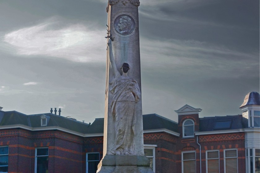 Gedenknaald op het Regentesseplein. Foto door Roel Wijnants.