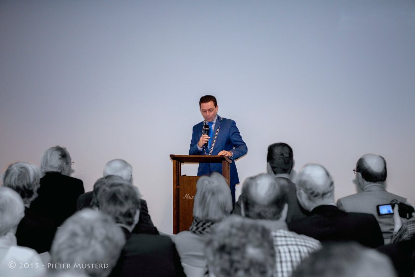 De burgemeester opent de tentoonstelling