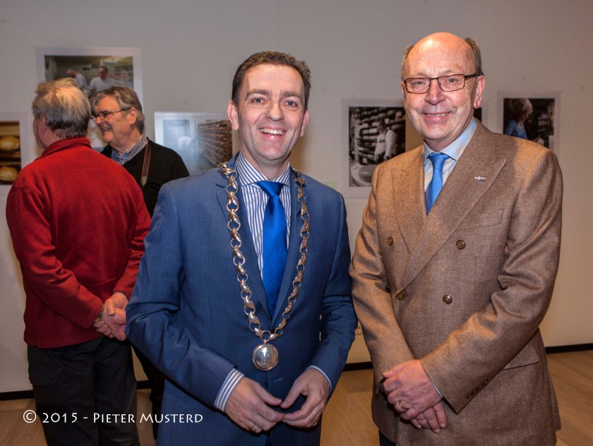 De burgemeester van Rijswijk en de penningmeester van het museum