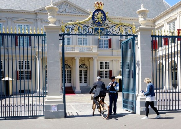 Nachtburgemeester René Bom fiets naar binnen.