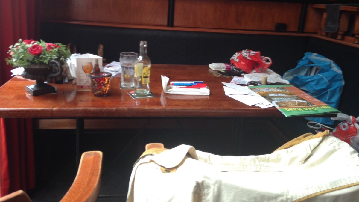 De man aan de&nbsp;tafel