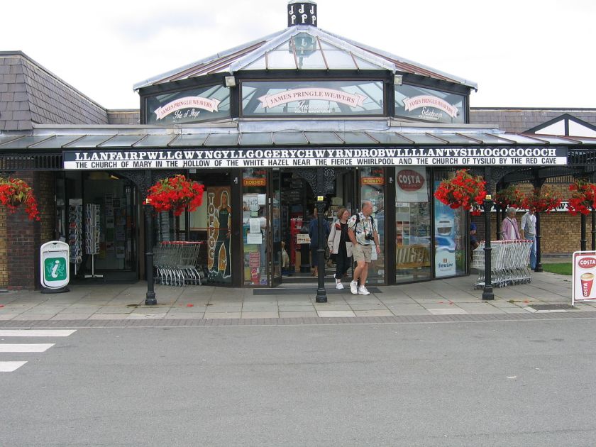 1280px-Llanfairpwllgwyngyllgogerychwyrndrobwllllantysiliogogogoch_James_Pringle_Weavers