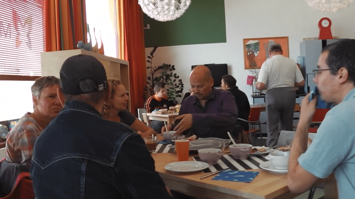 Aan tafel in Buurthuis van de&nbsp;toekomst