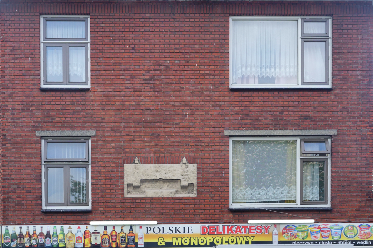  Gevel met door Duitsers weggehakte gedenksteen