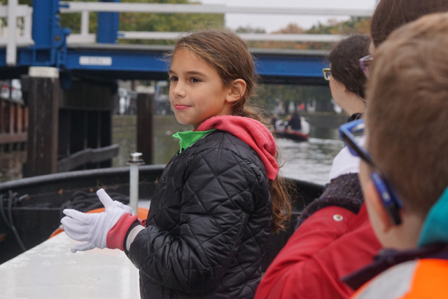 De vertelster van het verhaaltje via gebaren.