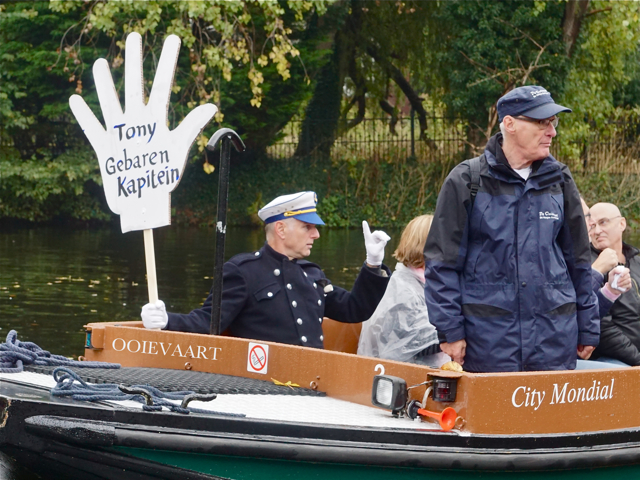 Gebarentolk en vertaler Tony Bloem aan boord van de Ooievaart