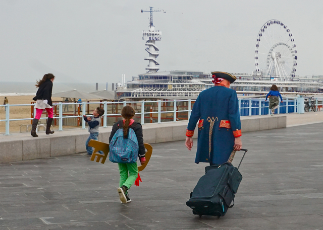 Lopend met opa als de piraat naar de pier