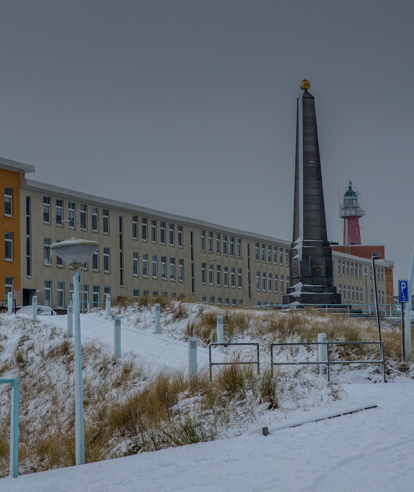 De Naald en de Vuurtoren - Twee witte strepen
