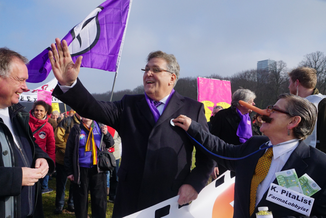 Hen Krol met K.Pitalist een alter ego van Elise Leijten. Elise heeft een baan en in haar vrije tijd-dagen zet ze zich in voor een leefbare maatschappij . 